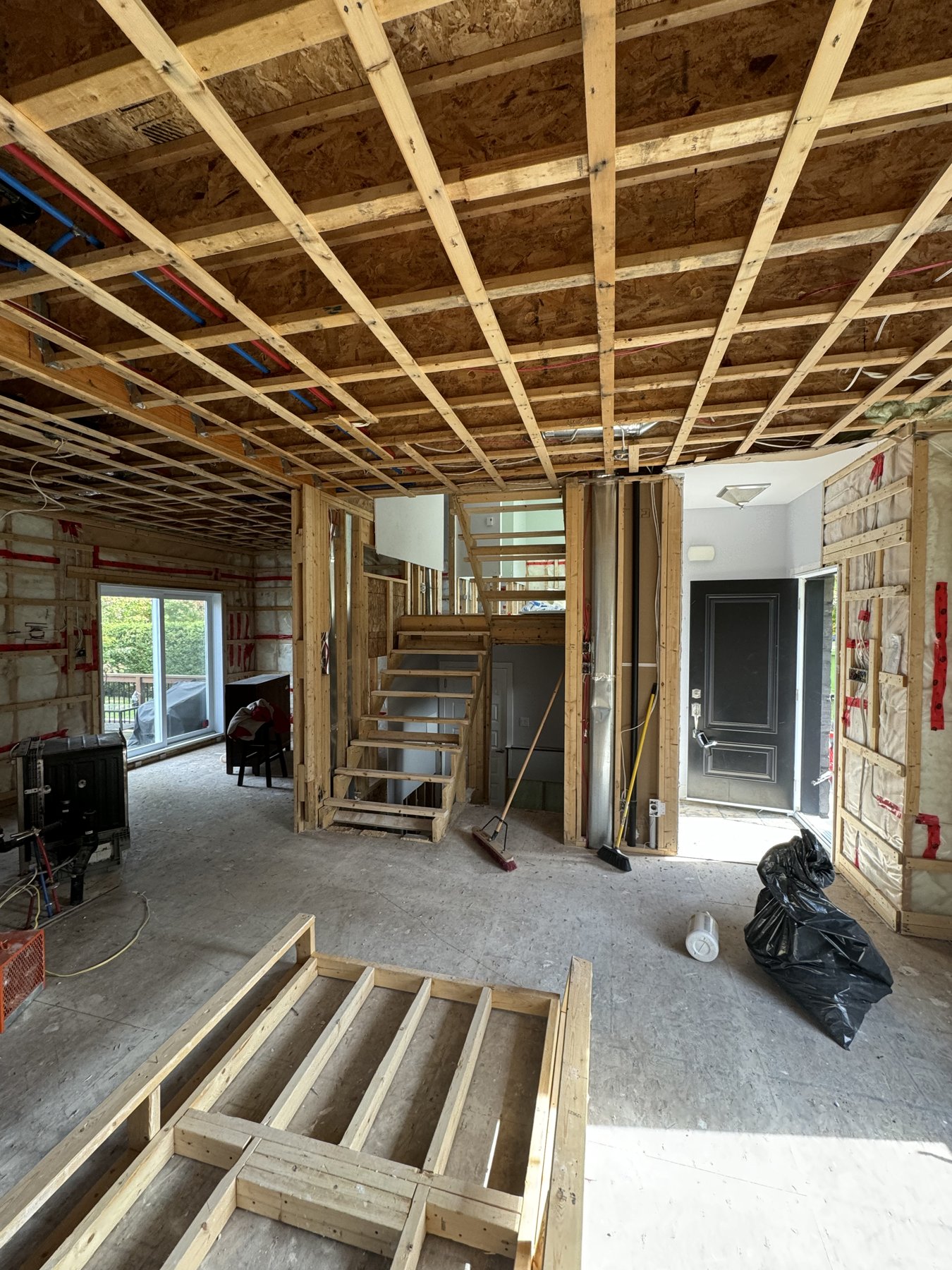 Chantier de démolition avec murs et plafond dégagés jusqu’à l’ossature